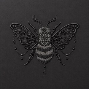 Puede incluir: Un parche bordado negro que presenta un insecto estilizado con patrones de alas intrincados, un abdomen rayado y detalles de flecos de cuentas delicados. El diseño utiliza varios tonos de hilo negro para crear textura y profundidad.