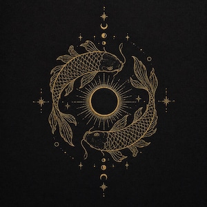 Könnte beinhalten: Goldene Strichzeichnung von zwei Koi-Karpfen, die sich im Kreis um eine Sonne mit Strahlen auf schwarzem Hintergrund bewegen. Das Design umfasst Sterne, Monde und andere himmlische Elemente und erzeugt eine mystische und künstlerische Ästhetik.
