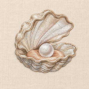 Op de afbeelding: Geborduurde afbeelding van een schelp met een parel. De open schelp is beige en lichtbruin, met een parel erin. De borduursels zijn gedetailleerd, met zichtbare draadtextuur. De achtergrond is een lichtbeige stof.