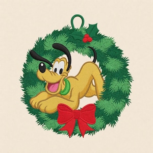 Puede incluir: Un diseño bordado de un perro amarillo con orejas negras y un collar verde posicionado dentro de una corona de pino verde. La corona presenta un gran lazo rojo en la parte inferior y una pequeña rama de acebo con tres bayas rojas en el centro superior.