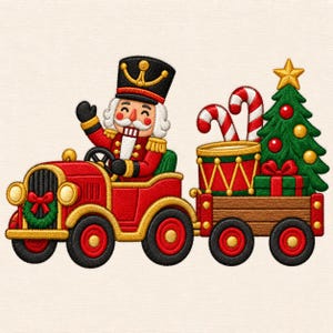 Può includere: Una toppa ricamata raffigurante uno schiaccianoci in uniforme rossa alla guida di un'auto d'epoca rossa. L'auto traina un rimorchio in legno che trasporta un albero di Natale verde, un tamburo rosso, due bastoncini di zucchero e un regalo verde.