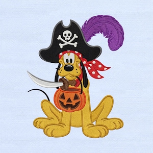 Puede incluir: Un diseño bordado de un perro amarillo con un sombrero de pirata negro con una calavera blanca, un pañuelo rojo de lunares y una pluma morada. El perro sostiene una espada plateada en la boca y lleva un cubo de calabaza de color naranja.