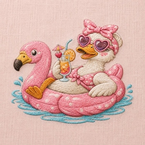 Puede incluir: Obra bordada de un pato con gafas de sol en forma de corazón y un traje de baño rosa con lunares, flotando en un flotador de piscina de flamenco rosa. El pato sostiene un cóctel con una rodaja de naranja y un pequeño paraguas. El agua azul rodea el flotador.