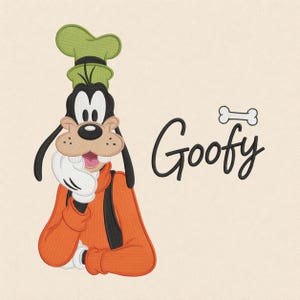 Puede incluir: Un diseño de bordado que muestra al personaje de dibujos animados Goofy con un sombrero verde y un suéter naranja, con una mano enguantada de blanco apoyada bajo la barbilla. El texto Goofy está escrito en cursiva negra junto a un hueso blanco.
