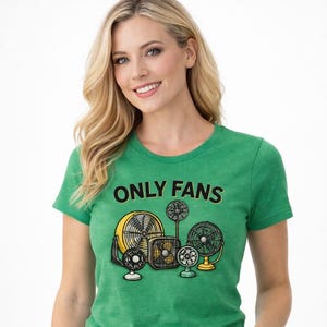 Puede incluir: Camiseta verde de cuello redondo con el texto "ONLY FANS" en negro. La camiseta presenta un gráfico de varios tipos de ventiladores eléctricos en amarillo, negro y blanco.