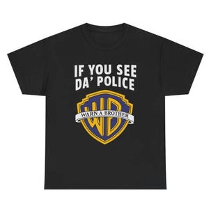 Puede incluir: Camiseta negra con el texto "IF YOU SEE DA' POLICE" sobre un logotipo de escudo con "WB" y las palabras "WARN A BROTHER". El logotipo es azul y dorado.