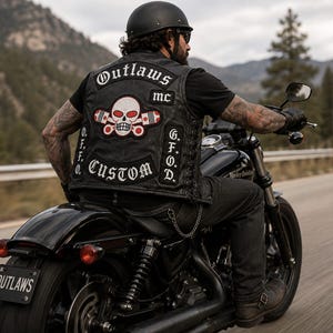 以下が含まれることがあります： Outlaws MCおよびCustomと書かれた白い刺繍テキストと、赤い目をした白い頭蓋骨と2つの交差したピストンが描かれた中央のパッチが特徴の黒いレザー製モーターサイクルベスト。ベストにはサイドレースアップが施されています。