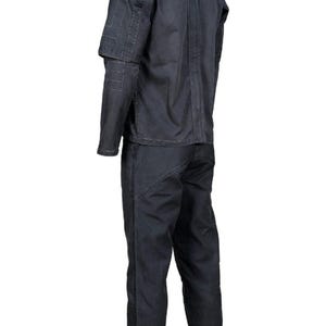 Op de afbeelding: Een donkergrijze tweedelige werkpak. De jas heeft een hoge kraag en gestikte details op de schouders en mouwen. De broek heeft rechte pijpen. Het pak is gemaakt van een duurzame stof.