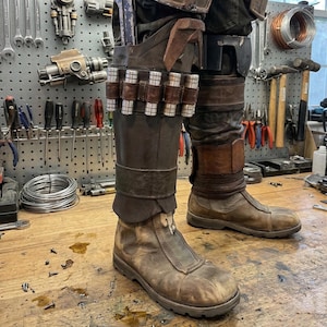 Può includere: Un set di tre tazze in ceramica con finitura opaca e macchiettata. Le tazze sono nei toni del crema, grigio chiaro e grigio scuro. Ogni tazza ha un design semplice e minimalista.