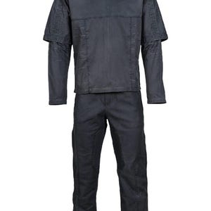 Op de afbeelding: Een set van drie keramische mokken met een gespikkelde, matte afwerking. De mokken zijn in cr&egrave;me, lichtbruin en donkerbruin. Elke mok heeft een eenvoudig, minimalistisch ontwerp en een afgeronde handgreep.