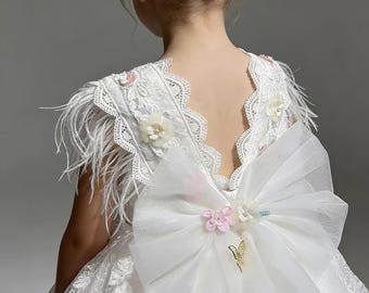 Vestido de tule com detalhes florais 3D, borboletas e penas, decote em V nas costas, ideal para daminhas de honra.