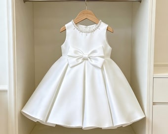 Robe de demoiselle d'honneur en satin blanc avec encolure ornée de perles