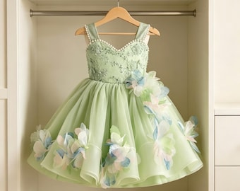 Vestido de princesa de tul con cuentas y estampado floral verde salvia