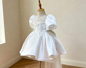 Vestido de fiesta de satén con mangas abullonadas y cola