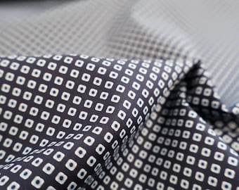 Tejido de algodón con estampado gráfico en azul oscuro y blanco: tejido geométrico, tejido moderno para prendas de vestir.