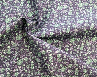 Tela de algodón con estampado floral en verde y azul oscuro: tela floral, tela ligera para vestidos y blusas.