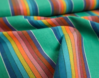 Tela de lona verde con rayas coloridas: tejido de algodón resistente para bolsos, ropa y decoración.