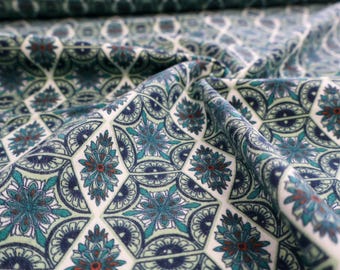 Tela de algodón con estampado de azulejos azules y verdes - Tela estilo boho, estampado floral geométrico, se vende por metro para prendas de vestir.