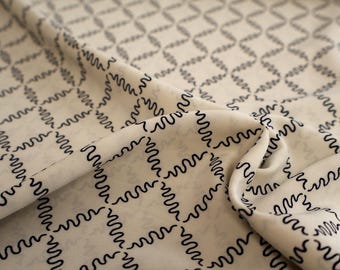 Tela de algodón blanca con estampado de líneas abstractas: tejido moderno para ropa y decoración.