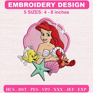 Puede incluir: Un diseño de bordado con un personaje pelirrojo con top de concha blanca, un pez amarillo y azul, un cangrejo rojo y una estrella de mar turquesa frente a una concha rosa. Texto: EMBROIDERY DESIGN, 5 SIZES: 10 - 20 cm, HUS - DST - PES - VP3 - XXX - JEF - EXP.