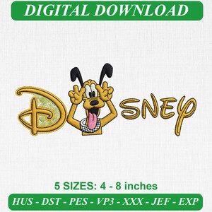 Może przedstawiać: Plik z wzorem haftu przedstawiający słowo DISNEY złotymi literami, gdzie postać Pluto zastępuje literę I. Pluto jest żółty z czarnymi uszami, różowym językiem i białą obrożą. Tekst: DIGITAL DOWNLOAD oraz 5 SIZES: 10 - 20 cm.