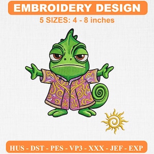 Op de afbeelding: Een borduurontwerp met een groene kameleon in een paars gewaad met gouden krulpatronen, vergezeld van een geel zonicoon. De tekst luidt EMBROIDERY DESIGN, 5 SIZES: 10 - 20 cm, HUS - DST - PES - VP3 - XXX - JEF - EXP.