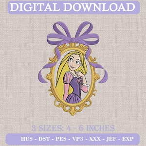 Può includere: Un disegno per ricamo con un personaggio dei cartoni animati dai lunghi capelli biondi in un abito viola, in una cornice ovale dorata ornata sormontata da un fiocco viola. Testo: DIGITAL DOWNLOAD, 3 SIZES: 4 - 6 INCHES, HUS - DST - PES - VP3 - XXX - JEF - EXP.