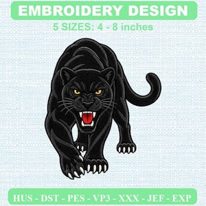 Può includere: Un disegno per ricamo raffigurante una pantera nera con occhi gialli e bocca aperta che mostra gengive rosse e denti bianchi. Il testo recita EMBROIDERY DESIGN, 5 SIZES: 4 - 8 inches, e HUS - DST - PES - VP3 - XXX - JEF - EXP.