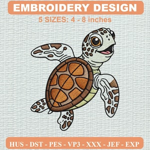 Op de afbeelding: Een borduurontwerp met een cartoonzeeschildpad met een bruin schild en gevlekte huid. De tekst luidt EMBROIDERY DESIGN en 5 SIZES: 4 - 8 inches. De bestandsformaten HUS, DST, PES, VP3, XXX, JEF en EXP staan op een getextureerde achtergrond.