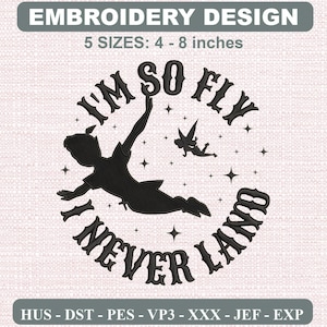 Könnte beinhalten: Ein Stickmuster mit einer schwarzen Silhouette einer fliegenden Figur und einer kleinen Fee, umgeben von Sternen. Der Text lautet I'M SO FLY I NEVER LAND. Das Design umfasst 5 Größen von 10,16 bis 20,32 cm und die Formate HUS, DST, PES, VP3, XXX, JEF, EXP.