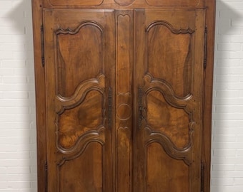 Armario francés de madera frutal del siglo XVIII