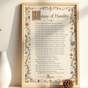 Może przedstawiać: Oprawiony wydruk zatytułowany Litany of Humility z czarnym tekstem na kremowym tle. Obramowanie ozdobione jest kolorowymi ilustracjami kwiatów i pnączy w kolorach czerwonym, niebieskim i zielonym. Tekst zaczyna się od dużej, ozdobnej, iluminowanej litery L.