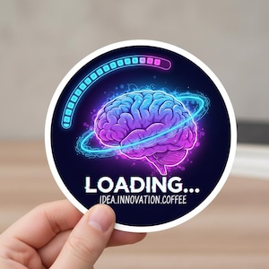 Peut inclure: Un autocollant rond avec un cerveau stylisé et une barre de chargement. Le cerveau est violet et bleu, entouré d'une aura bleue. Le texte "LOADING... IDEA.INNOVATION.COFFEE" est affiché en dessous.