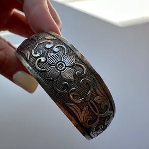 Vintage Chinese Wen Yin manchetarmband met keurmerk | Zilverkleurige armband met bloemengravure | Aziatische sieraden | 27 g