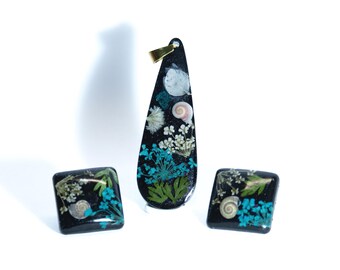Black & Blue Botanical Resin Jewelry Set – Pendant + Stud Earrings by Varbirka