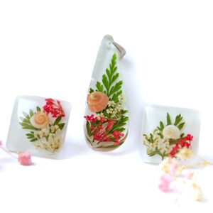 Conjunto de joyas botánicas con flores reales y concha natural