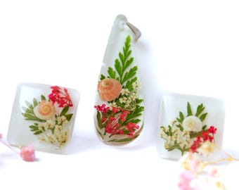 Floral Resin Pendant and Stud Earrings with Seashell