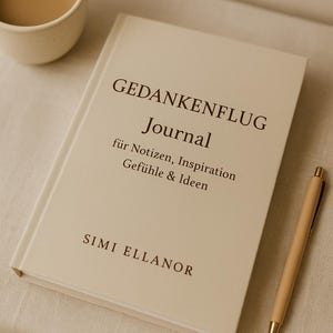 Könnte beinhalten: Ein cremefarbenes Journal mit dem Titel "GEDANKENFLUG Journal" von Simi Ellanor liegt offen auf einer hellen Oberfläche. Ein Stift und eine Tasse Kaffee sind ebenfalls vorhanden. Der Text des Journals ist auf Deutsch.