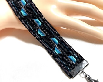 Woven Multicolor Triangular Shapes Beaded Bracelet