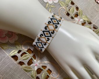 Woven Diamond Shapes Beaded Bracelet