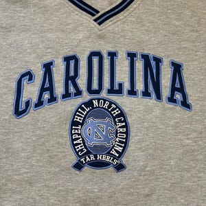 Sudadera vintage con cuello en V de los Tar Heels de la UNC / Ropa bordada de Lee Sport de los años 90 de Carolina Apparel imagen 3