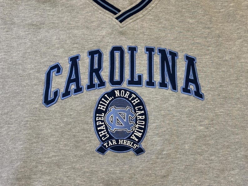 Sudadera vintage con cuello en V de los Tar Heels de la UNC / Ropa bordada de Lee Sport de los años 90 de Carolina Apparel imagen 3