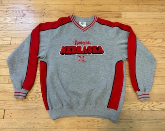 Sudadera vintage con cuello en V y bordado de los Nebraska Cornhuskers, años 90, Lee Sport, Alumni, talla M