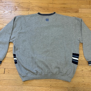 Sudadera vintage con cuello en V de los Tar Heels de la UNC / Ropa bordada de Lee Sport de los años 90 de Carolina Apparel imagen 2