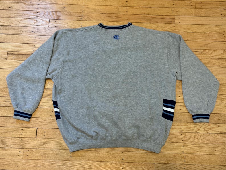 Sudadera vintage con cuello en V de los Tar Heels de la UNC / Ropa bordada de Lee Sport de los años 90 de Carolina Apparel imagen 2