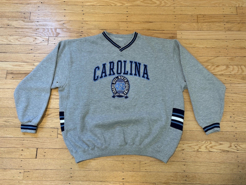 Sudadera vintage con cuello en V de los Tar Heels de la UNC / Ropa bordada de Lee Sport de los años 90 de Carolina Apparel imagen 1