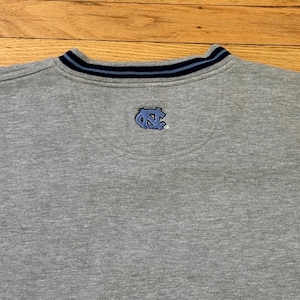 Sudadera vintage con cuello en V de los Tar Heels de la UNC / Ropa bordada de Lee Sport de los años 90 de Carolina Apparel imagen 4