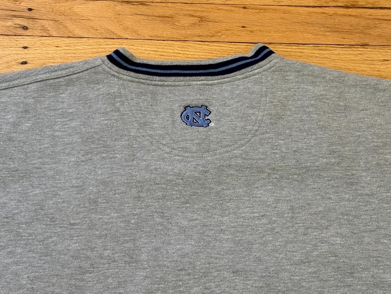 Sudadera vintage con cuello en V de los Tar Heels de la UNC / Ropa bordada de Lee Sport de los años 90 de Carolina Apparel imagen 4