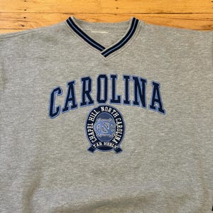 Sudadera vintage con cuello en V de los Tar Heels de la UNC / Ropa bordada de Lee Sport de los años 90 de Carolina Apparel imagen 5