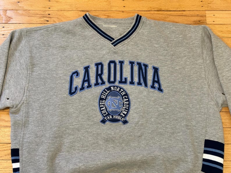 Sudadera vintage con cuello en V de los Tar Heels de la UNC / Ropa bordada de Lee Sport de los años 90 de Carolina Apparel imagen 5